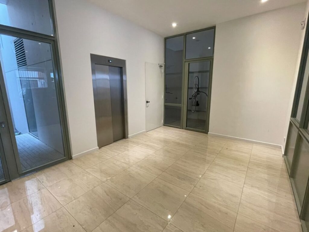 Zeballos 926 - ALQUILER MONOAMBIENTE AMPLIO SEMIPISO A ESTRENAR